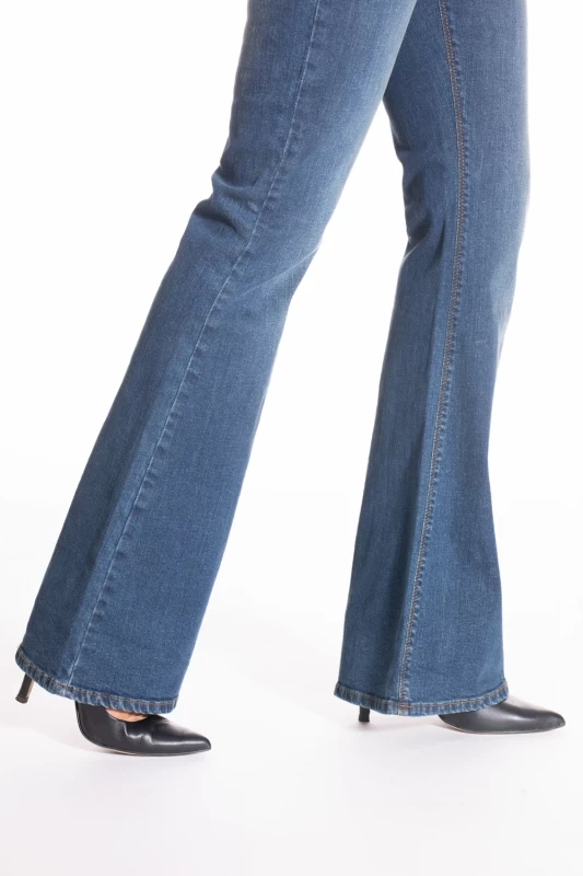 Jeans bootcut  in denim stretch spazzolato ZELIA